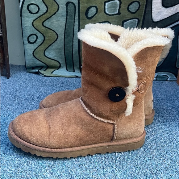 UGG Cream Shearling Boots - Picture 2 of 8